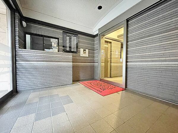 「エントランス」マンションのエントランスなど共有部分は、清掃が行き届いており、キレイな状態です。管理体制がしっかりしているからこそ。