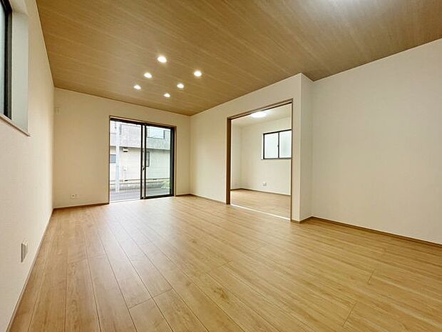 「南向き。陽当り良好。」大きな窓辺からの日差しが暖かい室内は、自然と住まう人の気分も明るくなり、リビングでの素敵なワンシーンが演出されます。