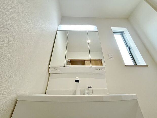 「リフォーム済・洗面台」大きな鏡で朝の準備もばっちり。収納も多く、洗剤など日用品の保管にも便利です。