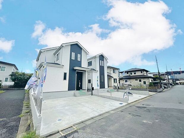 青空とのコントラストが美しい、ホワイトのシンプルモダンな外観。永住志向の住まいとして行き着いた新築戸建という提案。