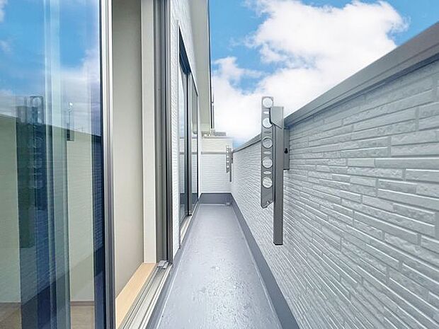 「バルコニー」大きな空に囲まれた気持ちのいい住まい。バルコニーを覗くだけで圧倒的な開放感に包まれます。