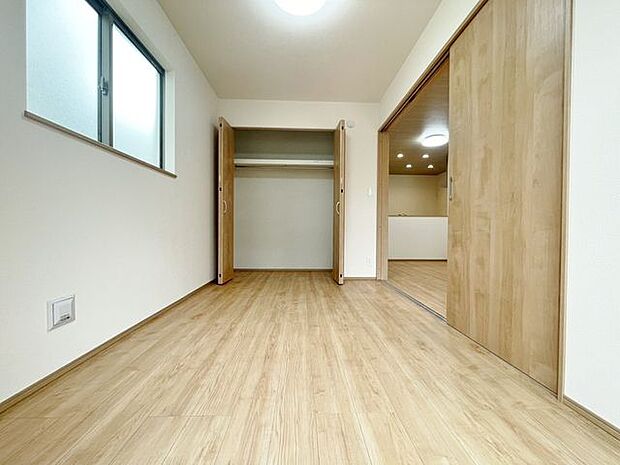 「開放感に満たされる・家族の和み空間」ホワイトの壁紙に柔らかな印象のメープルのフローリング。明るくナチュラルな心地の良い空間となっております。