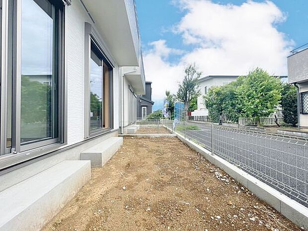 「~お庭のある暮らし~」住みながらお庭を持つ。そんな贅沢が実現する住まい。日当たりも良く、家庭菜園や植栽を育てるのに適したお庭はこれからの生活に緑という癒しを与えてくれます。