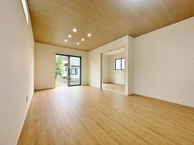 「南東向き。陽当り良好。」大きな窓辺からの日差しが暖かい室内は、自然と住まう人の気分も明るくなり、リビングでの素敵なワンシーンが演出されます。