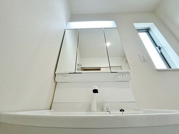 「リフォーム済・洗面台」大きな鏡で朝の準備もばっちり。収納も多く、洗剤など日用品の保管にも便利です。
