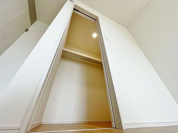 「ウォークインクローゼット」たっぷりと荷物が入るよう、ウォークインクローゼットを完備いたしました。