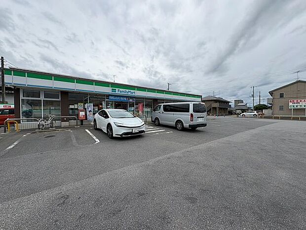 ファミリーマートフレストつくばみらい陽光台店 徒歩10分。 780m