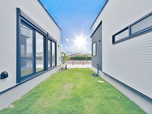 「~お庭のある暮らし~」住みながらお庭を持つ。そんな贅沢が実現する住まい。日当たりも良く、家庭菜園や植栽を育てるのに適したお庭はこれからの生活に緑という癒しを与えてくれます。