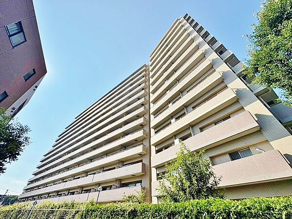 「美しいフォルム」周囲の景観に調和する地上14階建の美しい外観。やさしいアースカラーの外壁が、おだやかな佇まいに明るい開放感を与えます。