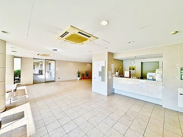 気品を感じることのできるエントランス部分。手すり付き階段など、様々な居住者様への配慮がなされているので、安心して快適にお使いいただけます。