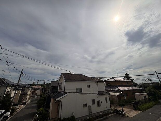 「眺望」穏やかな街並みを一望しながら、爽やかな風と柔らかく降り注ぐ陽光を感じて頂けます。