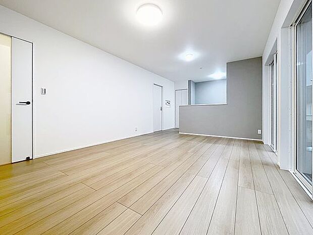 「陽当り良好。」大きな窓辺からの日差しが暖かい室内は、自然と住まう人の気分も明るくなり、リビングでの素敵なワンシーンが演出されます。