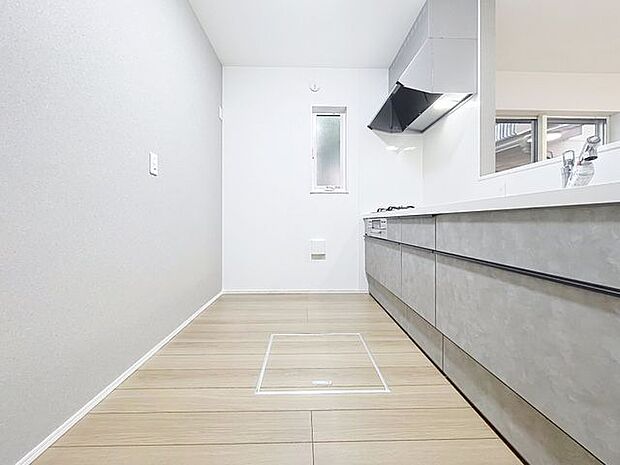 「オープンキッチン」お部屋の雰囲気に溶け込む、インテリアの一部のようなオープンキッチンです。リビングにいるご家族とのおしゃべりを楽しみながらの作業が可能です。