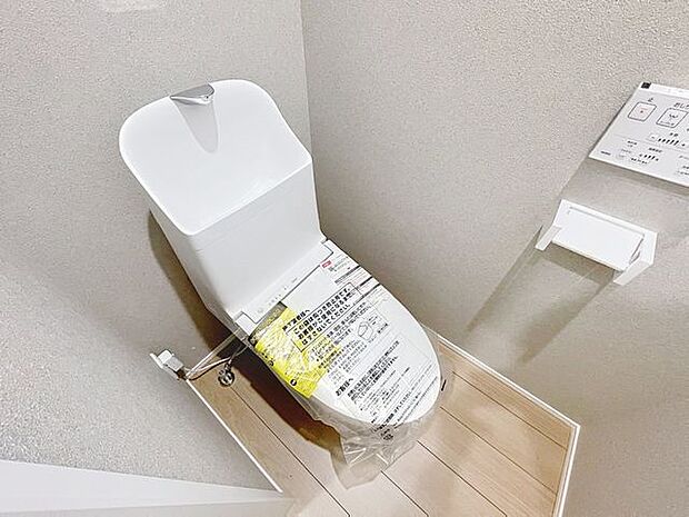 「温水洗浄便座付きトイレ」トイレは快適な温水洗浄便座付です。清潔感のあるホワイトで統一しました。いつも清潔な空間であって頂けるよう配慮された造りです。