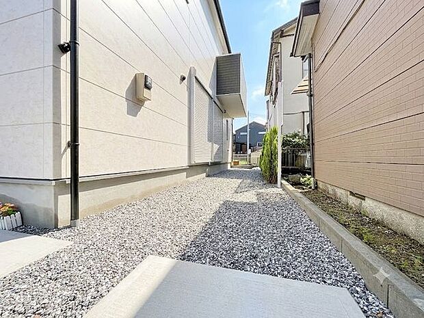 「~お庭のある暮らし~」住みながらお庭を持つ。そんな贅沢が実現する住まい。日当たりも良く、家庭菜園や植栽を育てるのに適したお庭はこれからの生活に緑という癒しを与えてくれます。
