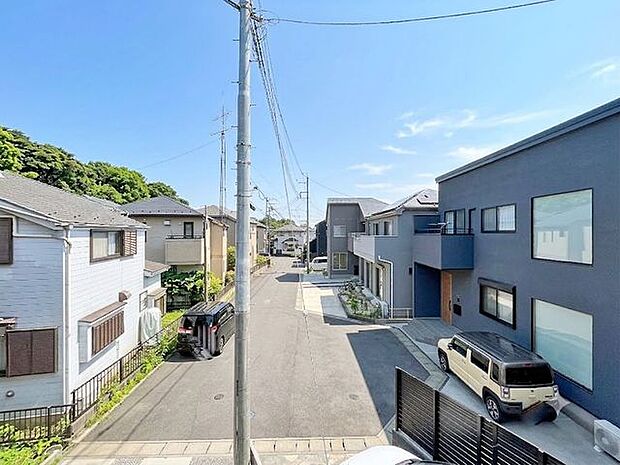 「眺望」穏やかな街並みを一望しながら、爽やかな風と柔らかく降り注ぐ陽光を感じて頂けます。