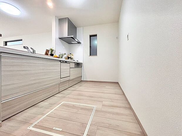 「オープンキッチン」お部屋の雰囲気に溶け込む、インテリアの一部のようなオープンキッチンです。リビングにいるご家族とのおしゃべりを楽しみながらの作業が可能です。