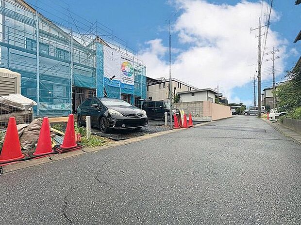 「前面道路含む外観」今日も、明日も、この街で、きっと誰かがしあわせになる物語が描かれていくはずです。同じ風景が毎日365日、まったく違う顔を見せてくれる。爽快な風も毎日やさしく頬をなででくれます。