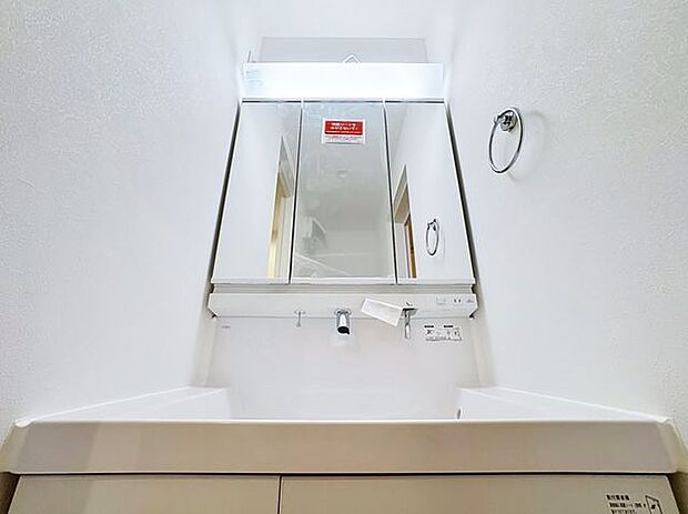 「洗面台」大きな鏡で朝の準備もばっちり。収納も多く、洗剤など日用品の保管にも便利です。