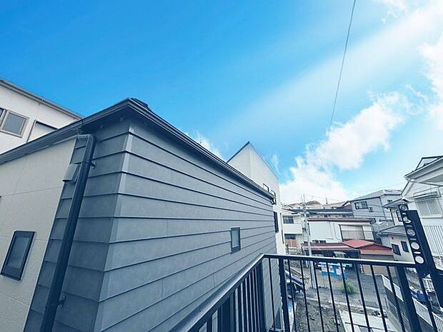 「眺望」穏やかな街並みを一望しながら、爽やかな風と柔らかく降り注ぐ陽光を感じて頂けます。