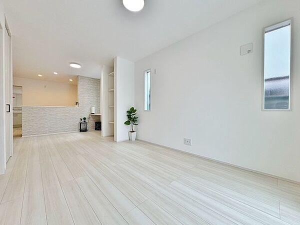 「インテリア映えする内装。」お部屋全体が優しく柔らかな色合いとなっていて、お家時間を穏やかに過ごせる空間が広がっています。