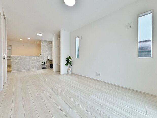 「インテリア映えする内装。」お部屋全体が優しく柔らかな色合いとなっていて、お家時間を穏やかに過ごせる空間が広がっています。
