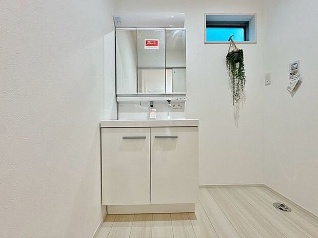 「リフォーム済・洗面台」大きな鏡で朝の準備もばっちり。収納も多く、洗剤など日用品の保管にも便利です。