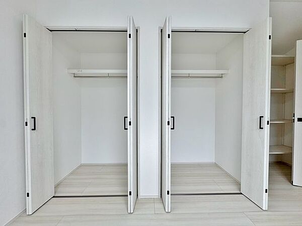 「ウォークインクローゼット」たっぷりと荷物が入るよう、ウォークインクローゼットを完備いたしました。