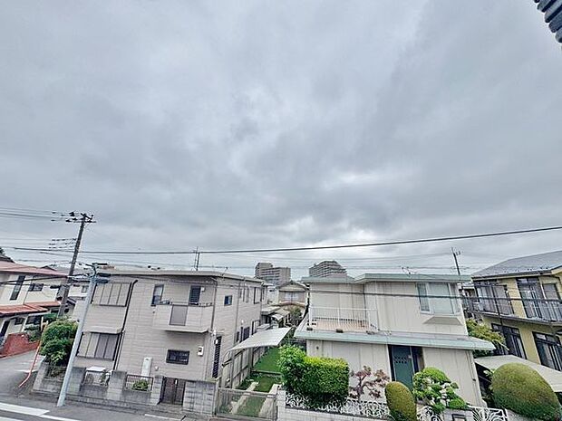 「眺望」穏やかな街並みを一望しながら、爽やかな風と柔らかく降り注ぐ陽光を感じて頂けます。