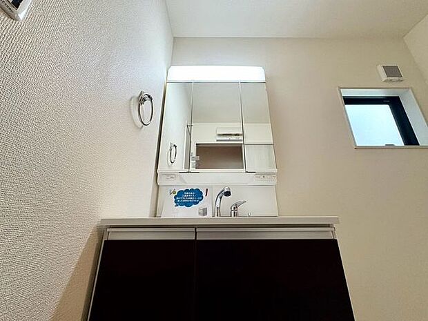 大きな鏡で朝の準備もばっちり。収納も多く、洗剤など日用品の保管にも便利です。