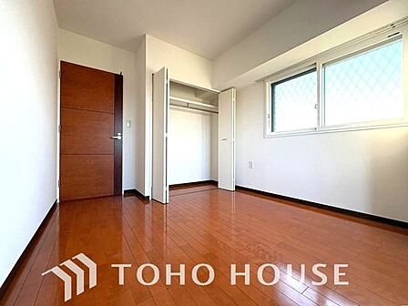 「2面採光の居室」居室に窓が2ヶ所あるので、明るさの確保と、風の通り道ができることで換気のしやすいお家になっています。