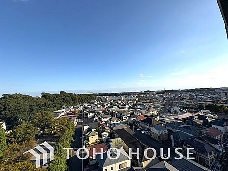 「眺望」穏やかな街並みを一望しながら、爽やかな風と柔らかく降り注ぐ陽光を感じて頂けます。