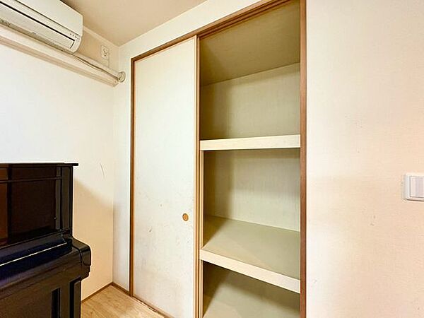 「押し入れ」日常の使用感を重視した押し入れです。スペースを有効活用した棚を設置することにより、小物などを収納しやすい造りになっております。