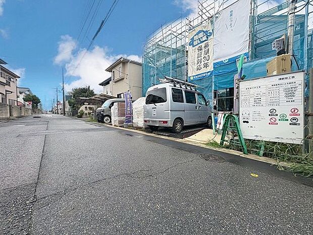 「前面道路含む外観」今日も、明日も、この街で、きっと誰かがしあわせになる物語が描かれていくはずです。同じ風景が毎日365日、まったく違う顔を見せてくれる。爽快な風も毎日やさしく頬をなででくれます。