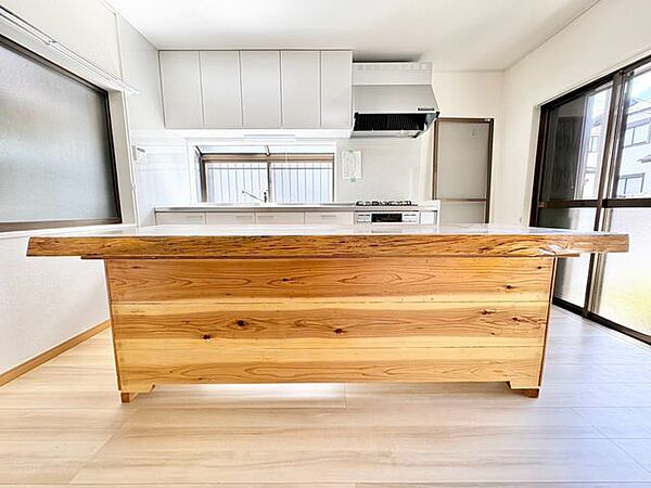 「機能的な収納が豊富なカウンターキッチン」効率よくお料理ができるコンロ・収納を完備したシステムキッチン。確かな機能性を実感頂けます。