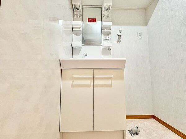 「リフォーム済・洗面台」大きな鏡で朝の準備もばっちり。収納も多く、洗剤など日用品の保管にも便利です。