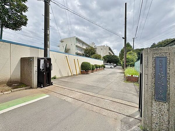 鎌ケ谷市立道野辺小学校 徒歩11分。 860m