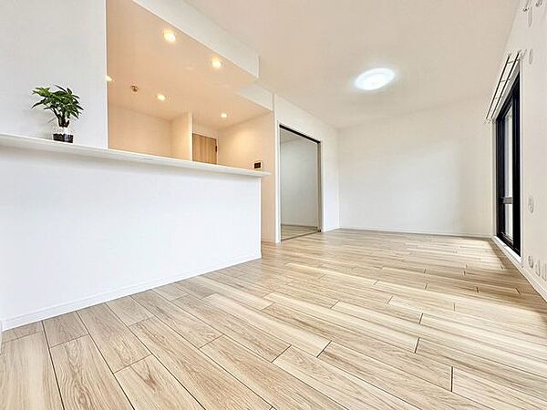 「インテリアを引き立てるホワイト」お部屋全体が優しく柔らかな色合いとなっていて、お家時間を穏やかに過ごせる空間が広がっています。