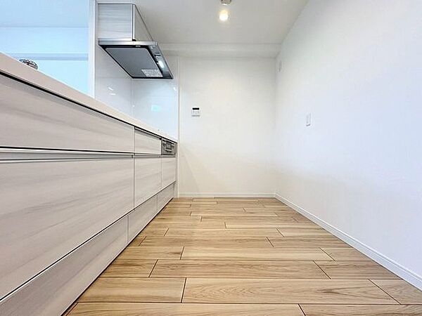 「気持ちよく料理」明るい自然光が入る、作業スペースを多くとったキッチン。調理がしやすく余裕の広さ。食器類もすっきりと片付く収納力です。家事をしながら会話も弾みます。