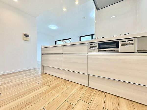 「オープンキッチン」お部屋の雰囲気に溶け込む、インテリアの一部のようなオープンキッチンです。リビングにいるご家族とのおしゃべりを楽しみながらの作業が可能です。