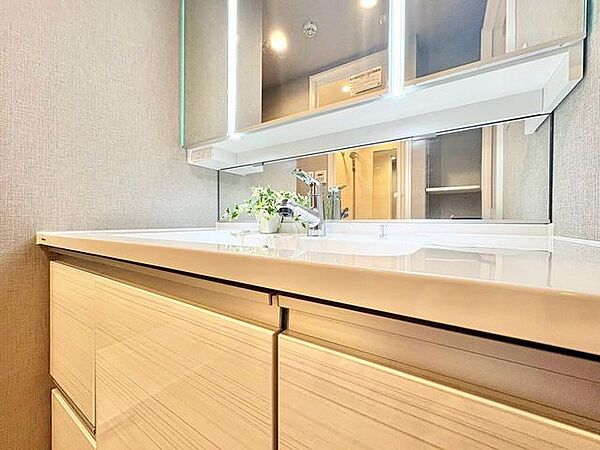 「リフォーム済・洗面台」大きな鏡で朝の準備もばっちり。収納も多く、洗剤など日用品の保管にも便利です。