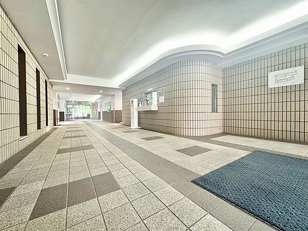 「エントランス」マンションのエントランスなど共有部分は、清掃が行き届いており、キレイな状態です。管理体制がしっかりしているからこそ。