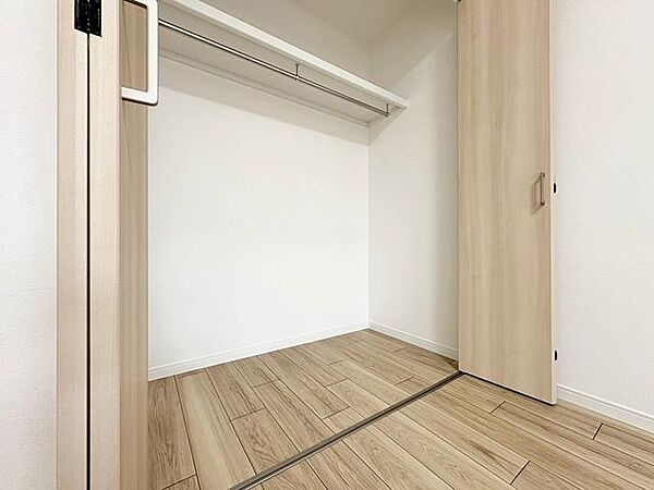 「開放感に満たされる・家族の和み空間」ホワイトの壁紙に柔らかな印象のメープルのフローリング。明るくナチュラルな心地の良い空間となっております。