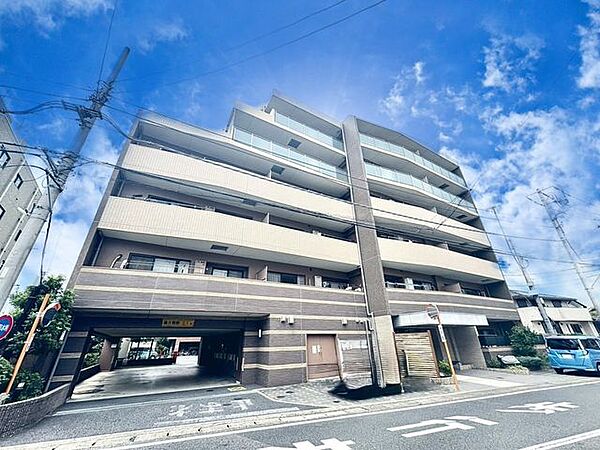 バイカラーのシンプルで洗練された外観です。色褪せることのない佇まいが街並みや環境と調和し、充足した生活を想像させてくれます。