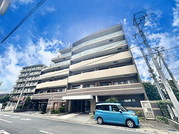 「6階建ての外観」今日も、明日も、この街で、きっと誰かがしあわせになる物語が描かれていくはずです。同じ風景が毎日365日、まったく違う顔を見せてくれる。爽快な風も毎日やさしく頬をなででくれます。
