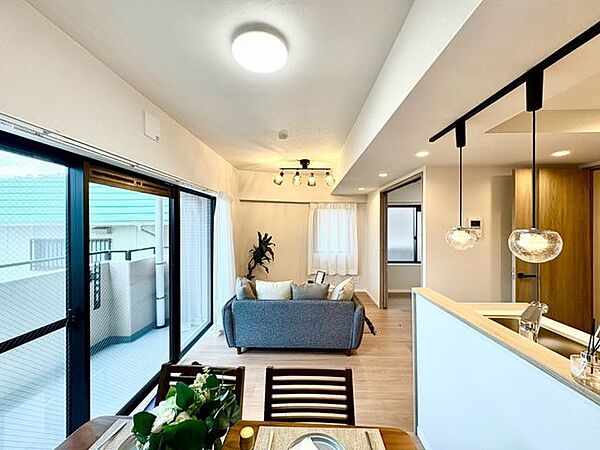 「居心地の良いリビング」溢れる開放感を手中に収めることができるゆとりあるリビングダイニングです。心地よい光と風を運んでくれる、おだやかな空気に纏われた住まいです。