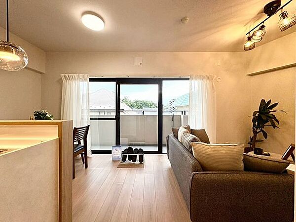 「木のぬくもり感じる優しい雰囲気のお部屋」落ち着いたカラーコーディネートの室内。インテリアやファブリックで、オーナー様好みのテイストデザインを取り入れて頂けます。