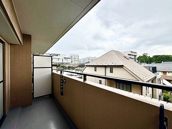 「眺望」穏やかな街並みを一望しながら、爽やかな風と柔らかく降り注ぐ陽光を感じて頂けます。