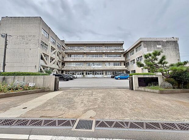 松戸市立六実中学校 徒歩11分。 870m