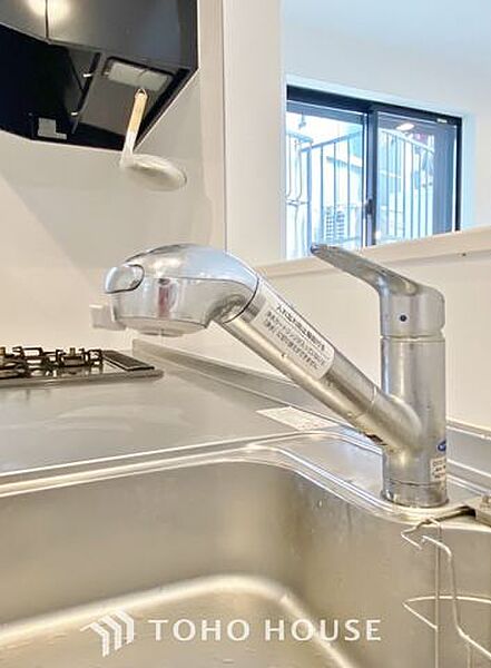 「浄水器」ボタンひとつで浄水と原水に切り替えられる浄水器一体型水洗を使用。お米を炊いたりする際には浄水機能をつかうこともできて、人気の商品です。
